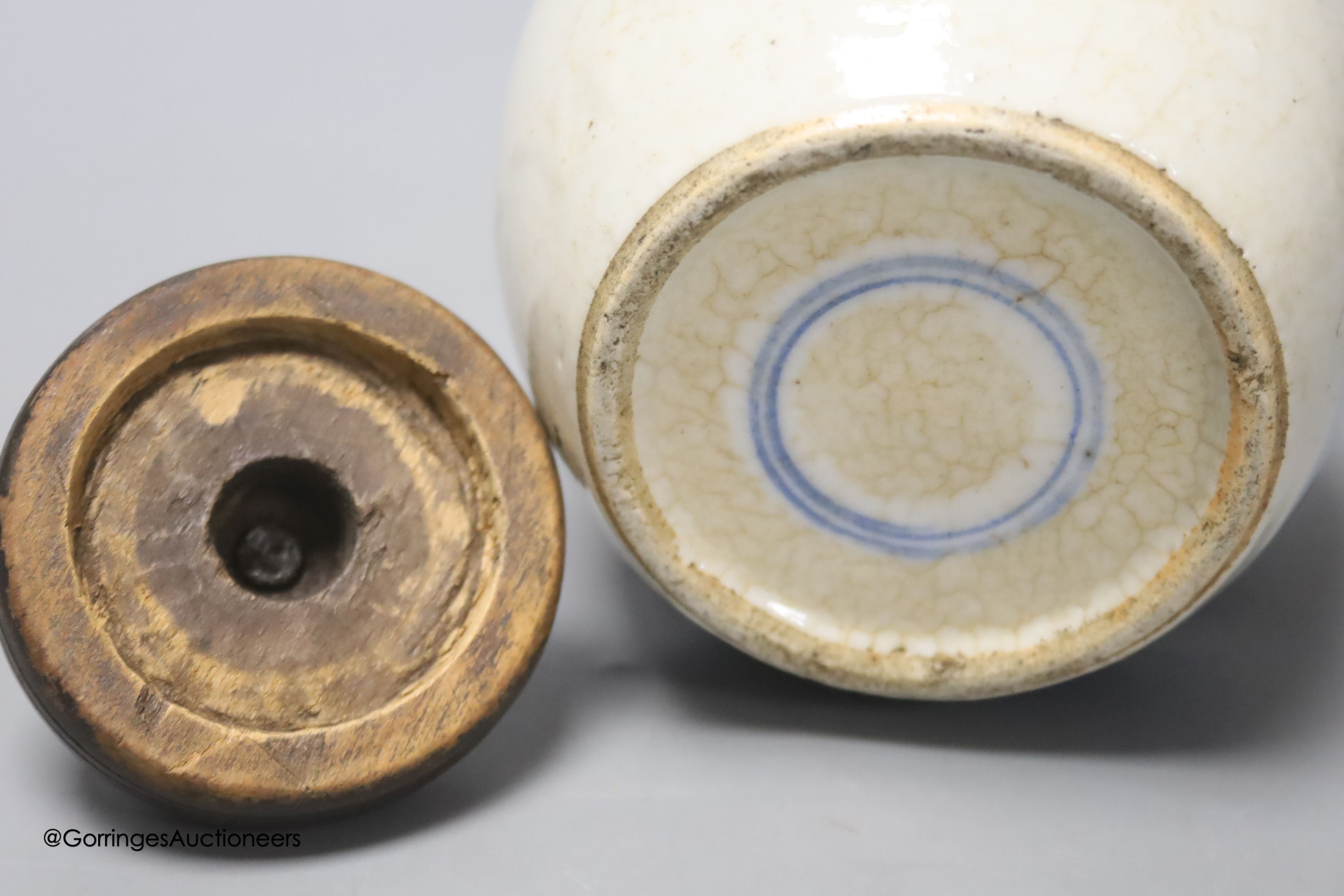 A Chinese blue and white crackle glaze jar and cover, early 20th century, height 12cm (excluding cover)